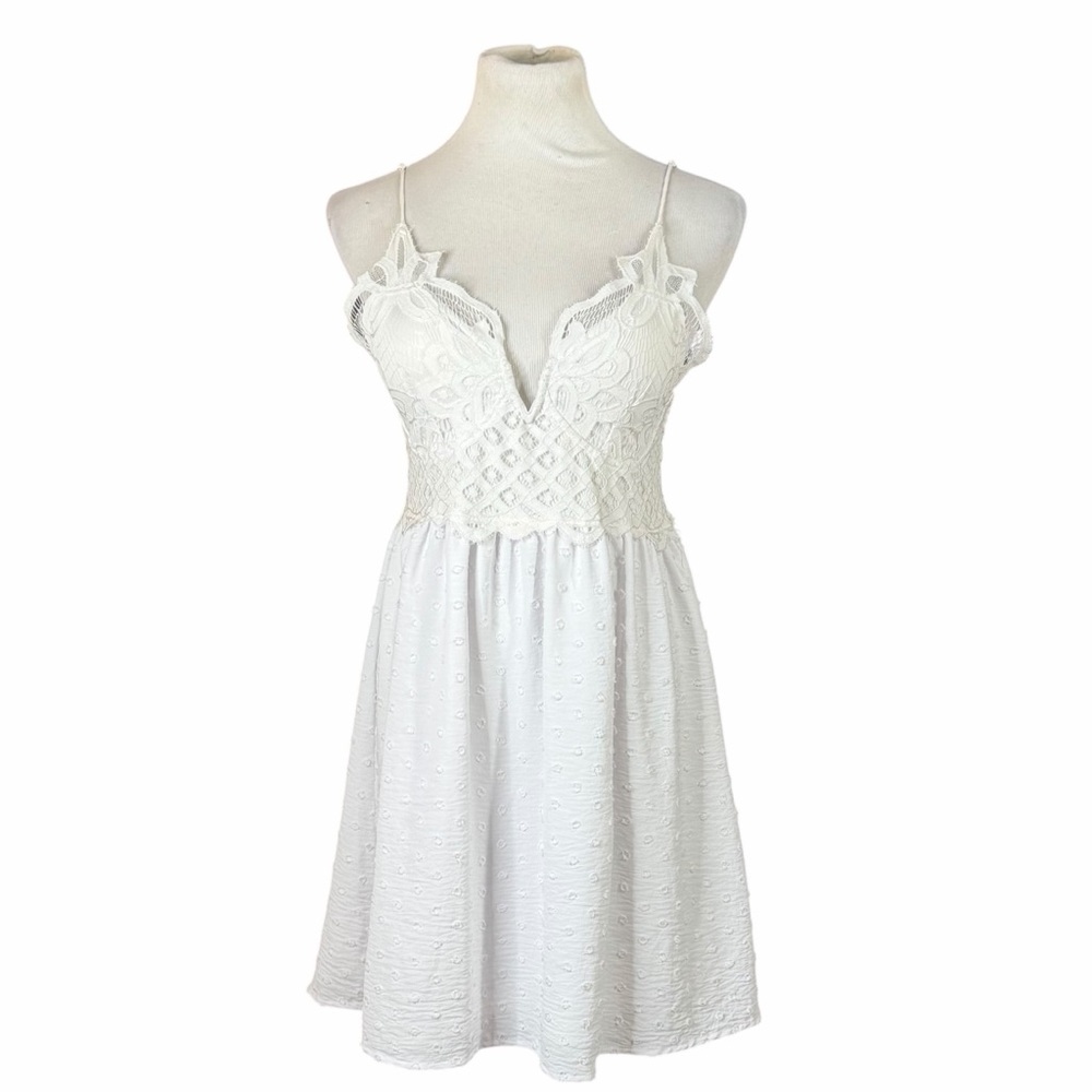 10/$25🦋 Faded Rose White Lace Crochet V-Neck Babydoll Mini Dress - Size Large - Picture 2 of 15